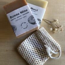 Deux savonnettes et un accessoire filet sauve-savon