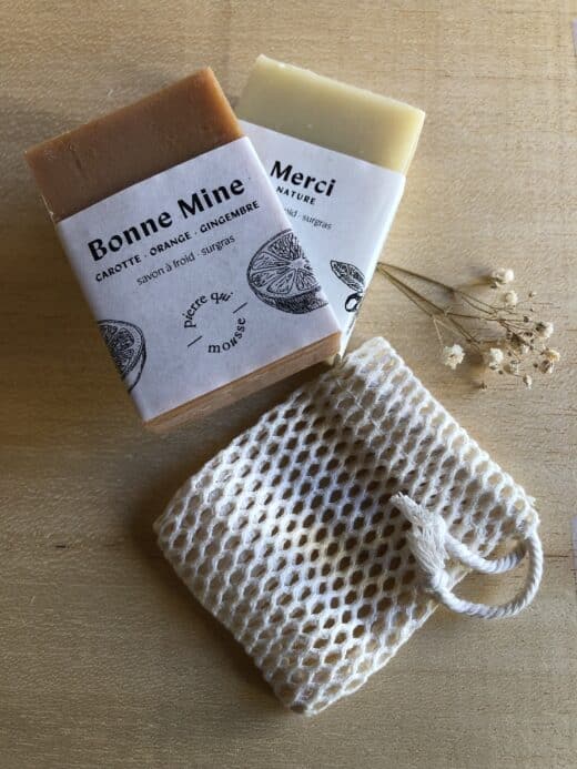 Deux savonnettes et un accessoire filet sauve-savon
