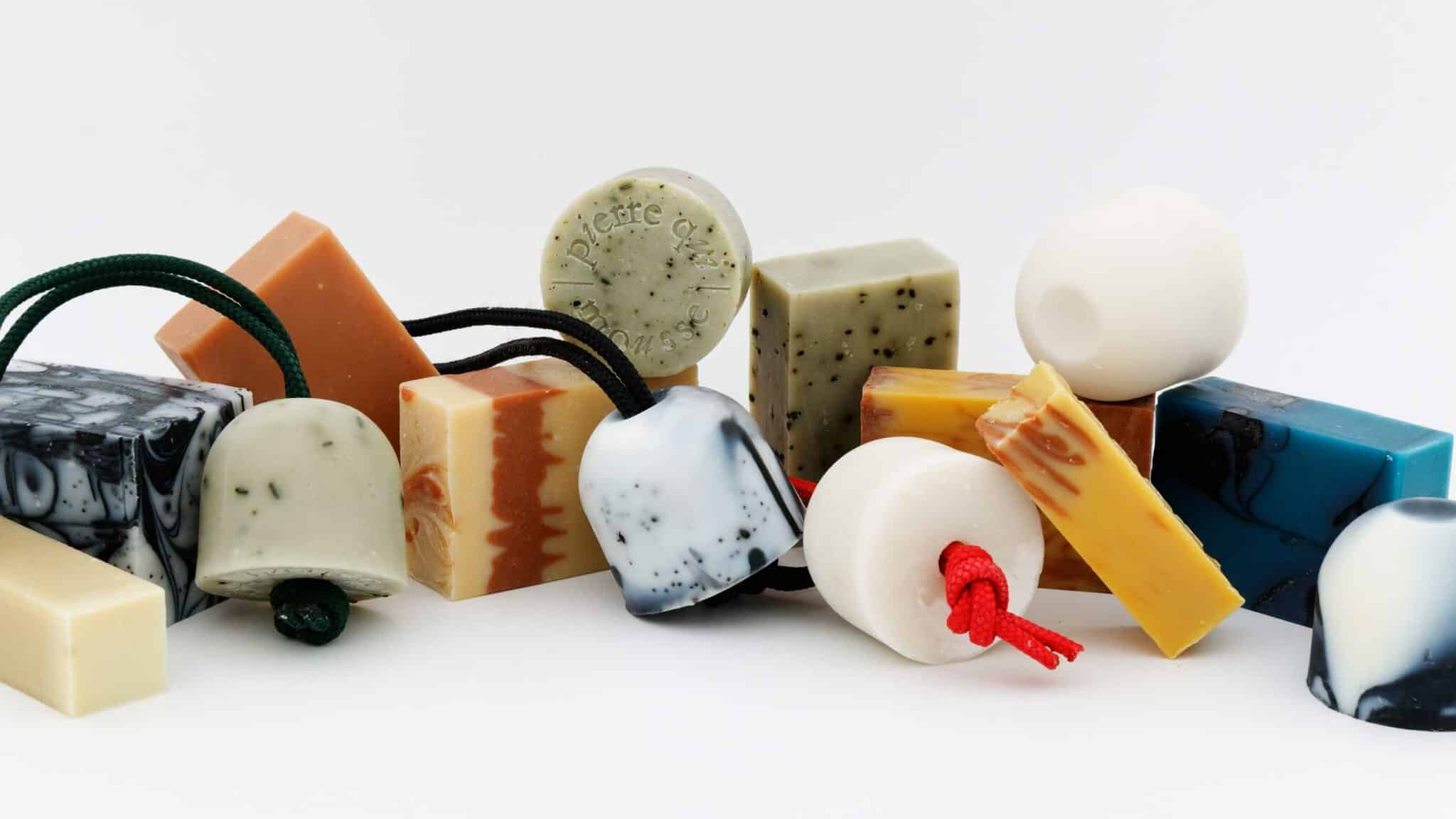 diversité des savons Savons de différentes formes aux couleurs éclatantes